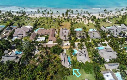 Una vista aérea de un complejo turístico con casas y la playa. en Nomadas 5 bdrs villa with private pool 2nd line to beach, en Las Terrenas