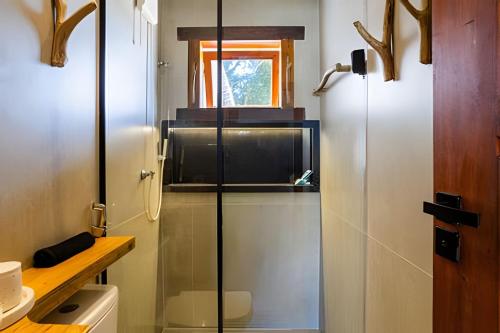 Ένα μπάνιο στο Apê de charme em condomínio exclusivo na R. Mucugê