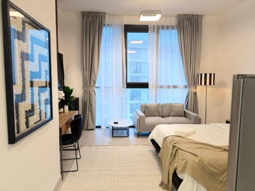 Postel nebo postele na pokoji v ubytování ASHRI HH | Studio in Ajmal Makan | Beach Access