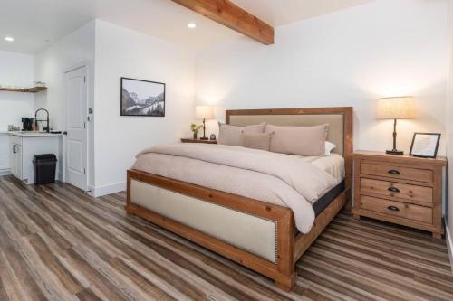 Una cama o camas en una habitación de Yosemite Oasis Kassidy King Suite Luxe