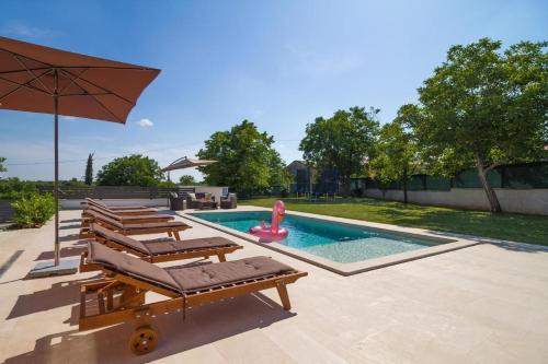 Bassein majutusasutuses Villa Anavi või selle lähedal