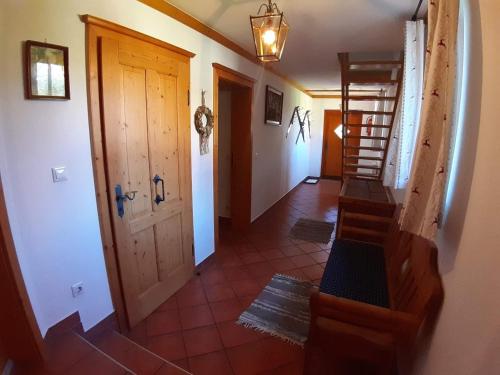 einen Flur mit einer Treppe und einer Holztür in der Unterkunft Großzügiges Ferienhaus mit Sauna und Whirlpool in Lachtal