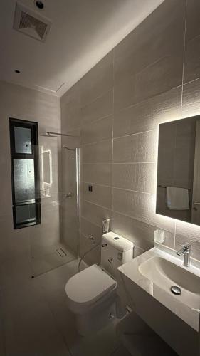 un bagno con wc, doccia e lavandino di شقة الفيصلية a Gedda