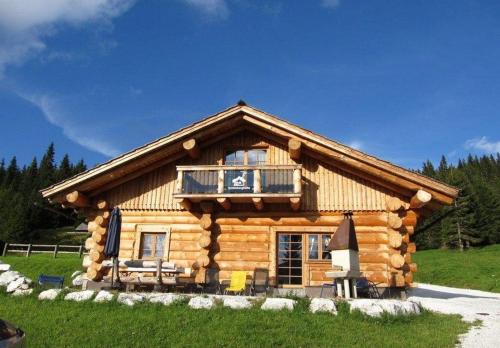 eine Blockhütte mit Balkon darüber in der Unterkunft Ferienhaus für 8 Personen ca 210 m in Lachtal, Steiermark Obersteiermark in Lachtal