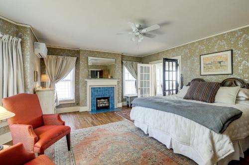 Ένα ή περισσότερα κρεβάτια σε δωμάτιο στο Historic Home Overlooking Central Riverside Park!