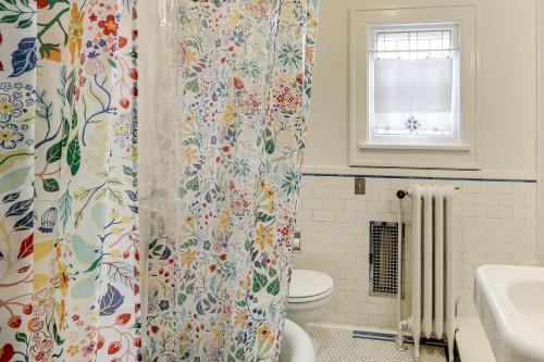 Ένα μπάνιο στο Historic Home Overlooking Central Riverside Park!