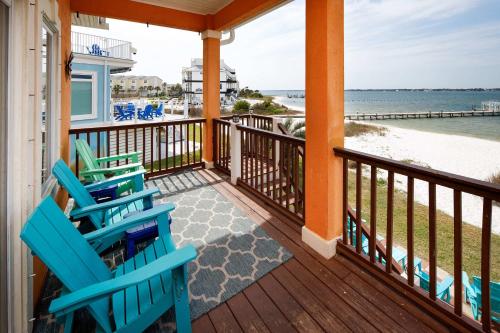 eine Veranda mit Stühlen und Strandblick in der Unterkunft Seascape Private waterfront home in Navarre