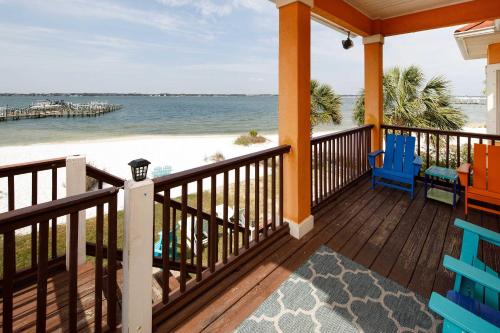 eine Veranda mit Blick auf den Strand in der Unterkunft Seascape Private waterfront home in Navarre