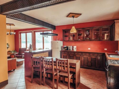 Η κουζίνα ή μικρή κουζίνα στο Bring Beer, bring drama