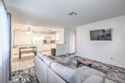 Una sala de estar con un sofá y una cocina. en Vegas Adventure Starts Here-Mins to Strip! Sleep 6!, en Las Vegas