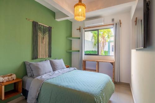 Un pat sau paturi într-o cameră la Corazon del Carmen Hotel Boutique