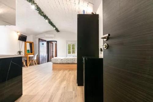 une pièce avec une porte menant à une chambre dans l'établissement Barceló Apartaments, à Monistrol de Montserrat