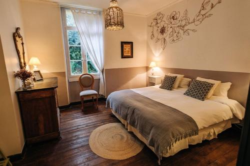 a bedroom with a large bed and a window at Chambre d'hôtes tout confort proche Collioure Côté Saisons in Laroque-des-Albères