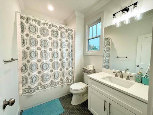 Ένα μπάνιο στο Grant Park Retreat - Steps to Zoo and Great Eats