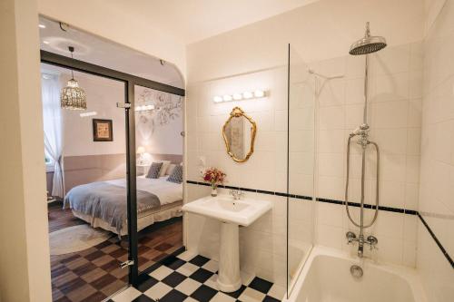 a bathroom with a shower and a sink and a tub at Chambre d'hôtes tout confort proche Collioure Côté Saisons in Laroque-des-Albères