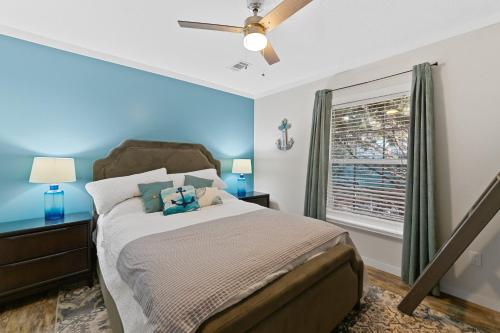 Ένα ή περισσότερα κρεβάτια σε δωμάτιο στο Shelor Cove Retreat with Dock!