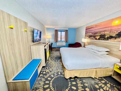 Postel nebo postele na pokoji v ubytování Days Inn by Wyndham Salina I-70