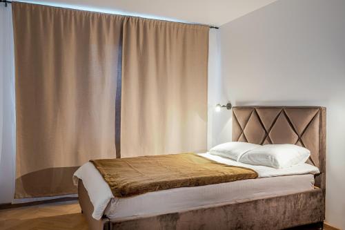 Una cama o camas en una habitación de Cozy airport apartment