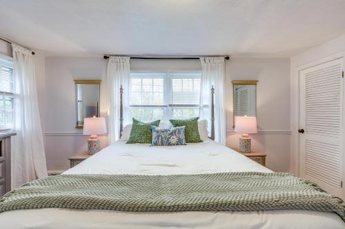 Giường trong phòng chung tại Endless Family Fun! Home Near Beaches in Waterford