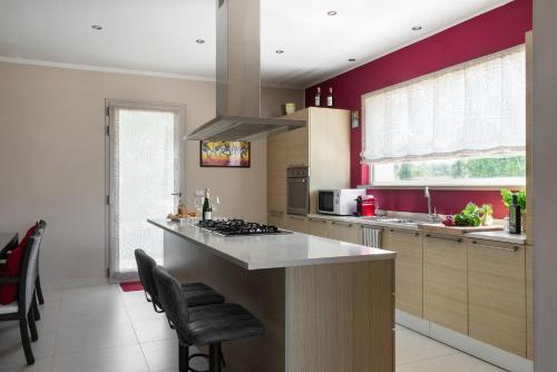 - une cuisine avec un comptoir et une cuisinière four supérieur dans l'établissement A Casa Di Elena, à Rigutino