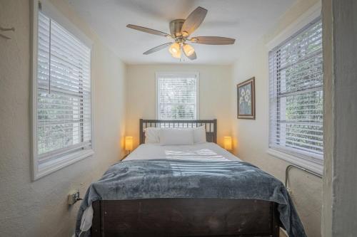 En eller flere senge i et værelse på The Wild Fern Cottage with Firepit