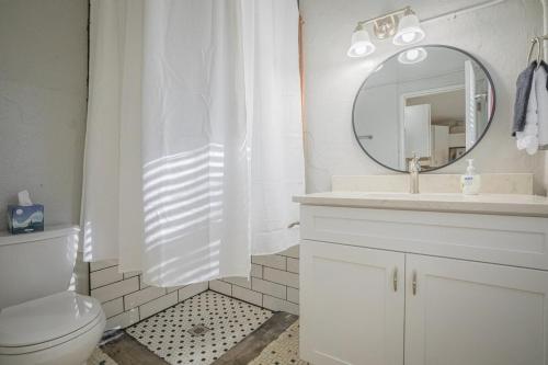 Et badeværelse på The Wild Fern Cottage with Firepit