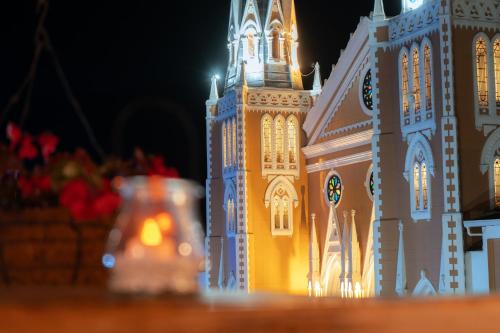a model of a clock tower in front of a building at Hotel Colonial Abejorral in Abejorral