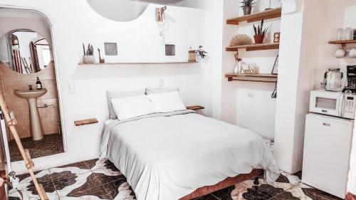 Η κουζίνα ή μικρή κουζίνα στο Cheap Digs w Great Terrace and Perfectly Located