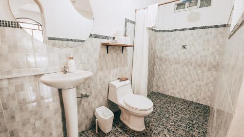 Ένα μπάνιο στο Cheap Digs w Great Terrace and Perfectly Located