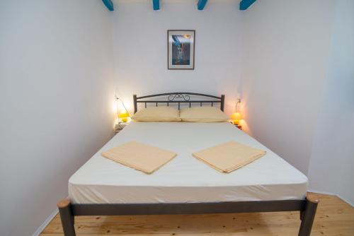 une chambre avec un lit avec deux serviettes dessus dans l'établissement Haus Boris, à Veli Lošinj