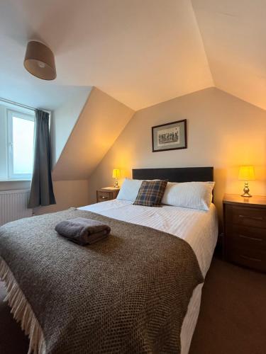 une chambre avec un grand lit et deux lampes dans l'établissement Private Holiday Home with 4 bedrooms- Tower street Guest House, à Selkirk