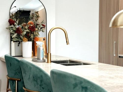 Fotografie z fotogalerie ubytování Chic Luxury Two-Level Garden Apartment v Melbourne