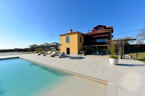 ein Swimmingpool vor einem Haus in der Unterkunft Ferienhaus für 12 Personen in Esposende, Regio Norte Parque Natural do Litoral Norte in Esposende