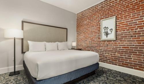 Voodi või voodid majutusasutuse Cute and cozy centrally located unit toas