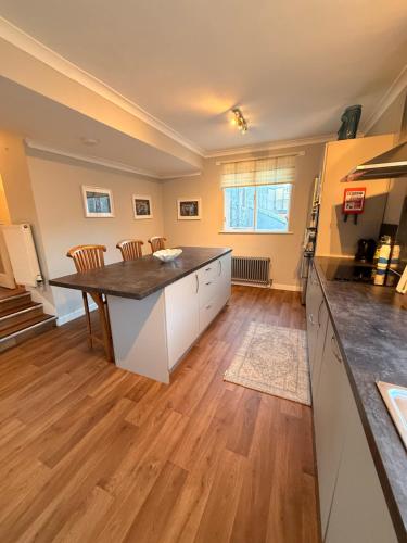 - une cuisine avec une grande île dans une chambre dans l'établissement Private Holiday Home with 4 bedrooms- Tower street Guest House, à Selkirk
