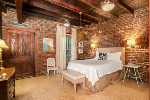 Postel nebo postele na pokoji v ubytování Beekman Place - 3b3b, Full Kitchen, Washer & Dryer, Walk to Historic Downtown