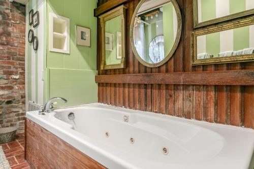 Koupelna v ubytování Beekman Place - 3b3b, Full Kitchen, Washer & Dryer, Walk to Historic Downtown