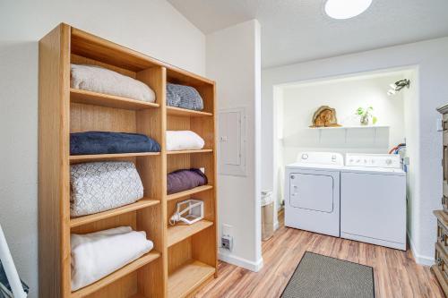 een wasruimte met wasmachine en droger bij Riverfront Relaxation Secluded Jacksonville Home in Buncom