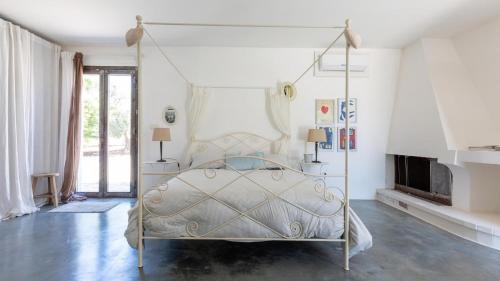 un dormitorio con una cama con dosel en BALiPALAZEVILLA, en Tanah Lot