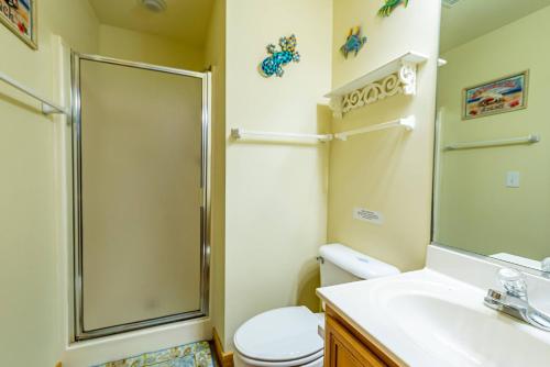 ein Badezimmer mit Dusche, Toilette und Waschbecken in der Unterkunft K1052 The Blue Heron - Pool, Hot Tub, Ocean Views, Close to Oregon Inlet in Grun Island