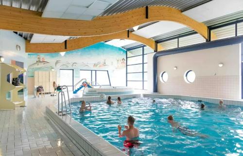 Piscina de la sau aproape de Chalet Meerwijck, Strand 23