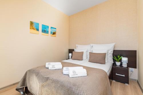 une chambre avec deux lits avec des serviettes dessus dans l'établissement P20 apartament, à Sztutowo