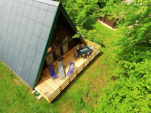 - une vue sur une maison dotée d'une terrasse et de chaises dans l'établissement Schönes Ferienhaus Am Twistesee, à Bad Arolsen