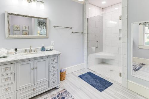 Ένα μπάνιο στο 7 Mi to Sprewell Bluff Park Home with Patio and Yard!