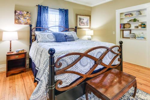 Ένα ή περισσότερα κρεβάτια σε δωμάτιο στο 7 Mi to Sprewell Bluff Park Home with Patio and Yard!