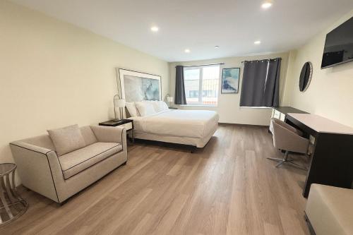 Un televizor și/sau centru de divertisment la Nova Hotel JFK