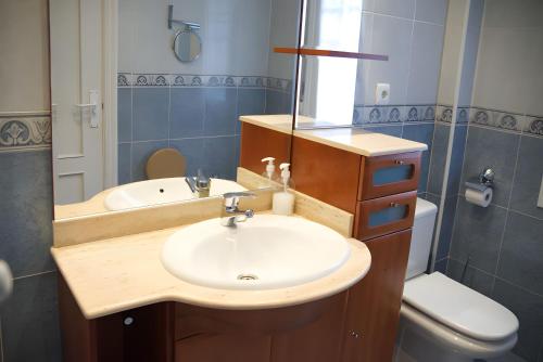 un bagno con lavandino, specchio e WC di Villa La Perla De Sonabia a Oriñón