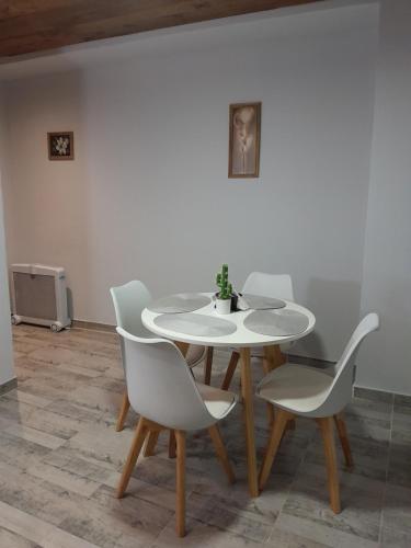 - une table et des chaises blanches dans la chambre dans l'établissement Cafayate Suite, à Cafayate