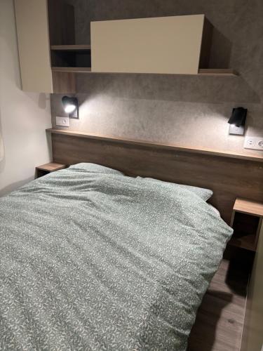 Un pat sau paturi într-o cameră la Chalet Meerwijck, Strand 23