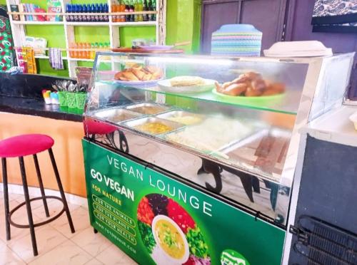 eine Vitrine in einem Laden mit etwas Essen. in der Unterkunft Giriama Village Lounge in Mombasa